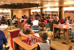 図書館は本だけではなく、ボード・ゲームなども用意されている