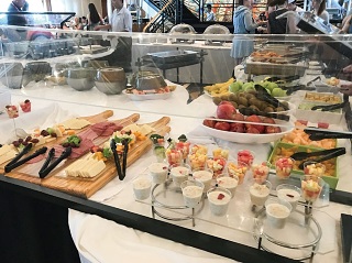 ビュッフェ・レストランやカフェは好きな時に利用できるのがうれしい