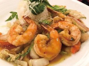 新鮮な海鮮料理など多彩なライン・アップで食事に飽きが来ない
