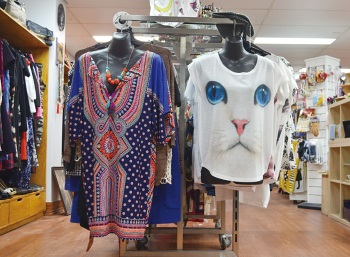 OPショップには、猫をモチーフにしたアクセサリーや洋服が並ぶ