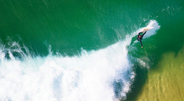 シドニー周辺の海岸線はサーフィンに最適な波に恵まれており、世界的なプロ・サーファーも数多く輩出している(Photo: Destination NSW)
