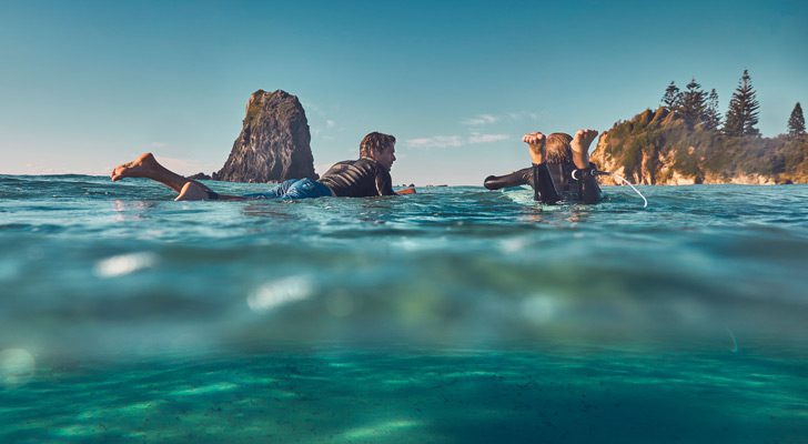 透き通った海と大自然の中で楽しむ早朝のサーフィンは格別だ=サウス・コーストのナルーマ(Photo: Destination NSW)