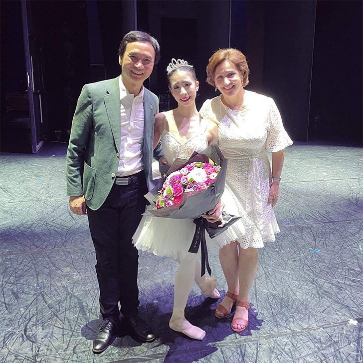自らをＱＢに呼び寄せてくれたリー芸術監督とマリー夫人と共に（Queensland Ballet）