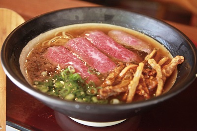 人気日本食料理店「Gaku Robata Grill」で提供されている「和牛ラーメン」は絶品