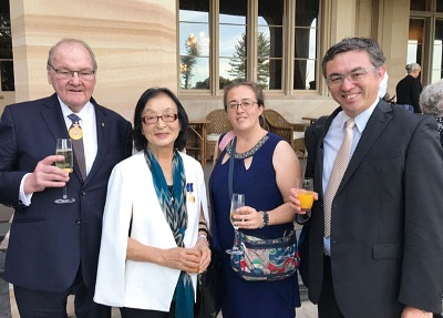 2018年5月、シドニーで行われたOAM受勲式。左からサザンクロス大学のジョン･ダウド元総長、マクラレンさん、長女のリサ･ポールターさん、長男のケン･マクラレンさん