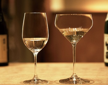 リーデル大吟醸グラス（左）と純米グラス（写真提供＝リーデル）