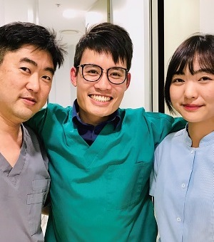 カリスマ的な治療の腕前と人柄の良さが評判のマシュー院長（左）と、日本語が堪能なクリス歯科医（中央）とナース（右）
