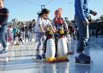 冬の楽しみはビーチに設置されるアイス･リンクでのスケートだろう ©Waverley Council