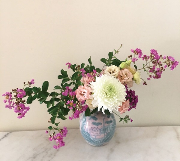 柔らかいタッチのピンクの陶器花器にサルスベリ、菊、フリル咲きのトルコキキョウで、両手を広げて優しく包み込むようなイメージでいけた物