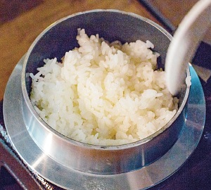 店主激選の日本産米を使用し、注文ごとに炊く釜飯（写真は1人前）