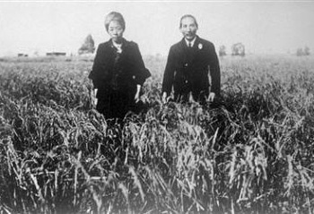 1912年初めて米の収穫を迎えた時の高須賀穣（右）と妻･いち子（写真提供＝松平みな）