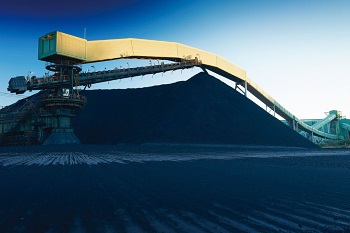 豪資源輸出の主力を担う石炭の集積場。「中国頼み」の豪州経済は、米中間の貿易戦争の狭間で揺れ動く（Photo: BHP）
