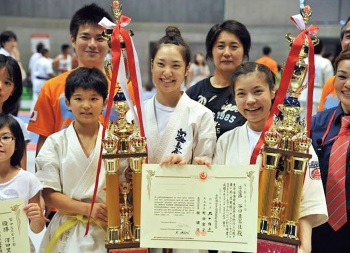 小学校から大学まで空手一筋で続けてきた。写真（下）は、「カラテドリームカップ2010」（全日本ジュニア大会）の「型･中高生女子の部」で優勝を果たした時のもの