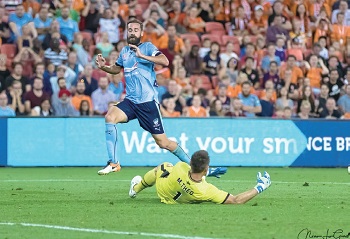 アレックス･ブロスケはシドニーFCのキャプテンとして強豪を支え続けた（写真：Nino Lo Giudice)