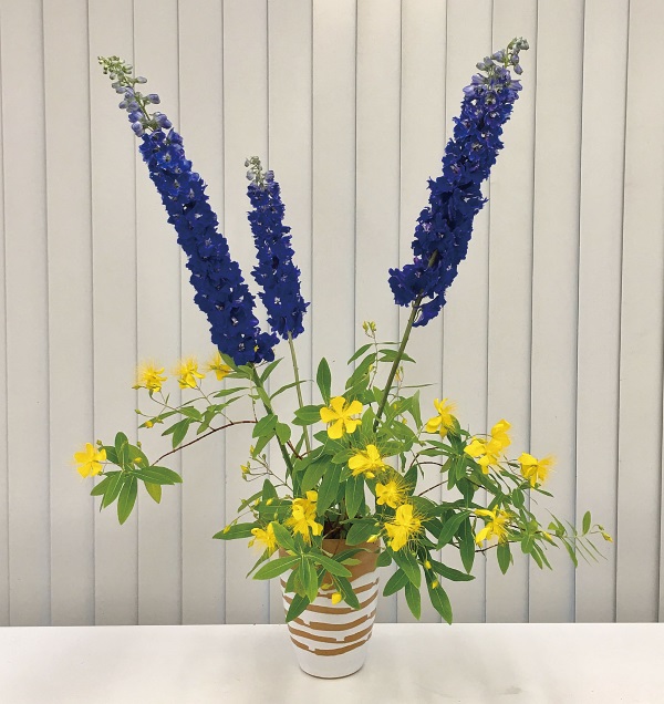 しおれかけた花は取り除き、元気な花を残そう。先端からのグラデーションの美しさも感じられる。ヒペリカムの黄色い花で裾を飾り「こみ」を隠す