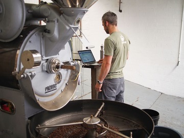 併設された焙煎場では職人が伝統的な焙煎機と最新のデジタル技術を組み合わせて焙煎を行う