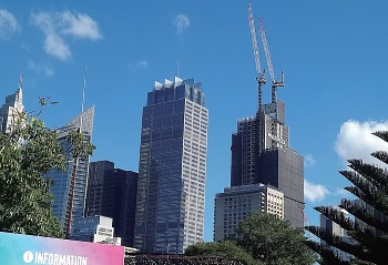 シドニー中心部では超高層ビルの建設ラッシュが続くが、足元では景気の減速感が強まっている
