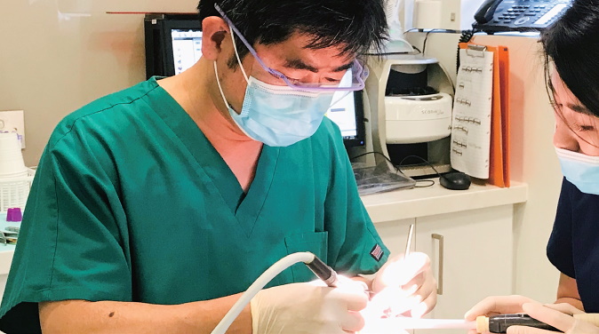 シドニー大学や日本歯科医師会の海外研修会で講師を務めるマシュー歯科院長。特に矯正とインプラント治療には指名が多い。
