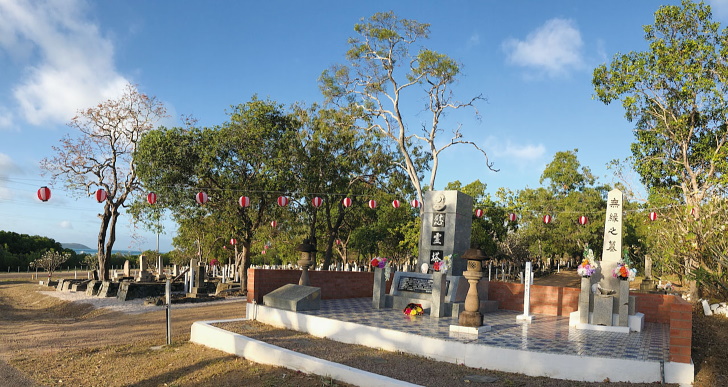 木曜島の日本人墓地。真珠貝採取ダイバーとして従事し死亡するなどした750基以上の日本人の墓がある（8月15日筆者撮影）