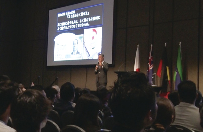 WAOJEグローバル･ベンチャー･フォーラムで基調講演する渋澤健氏（ゴールドコースト11月7日、筆者撮影）