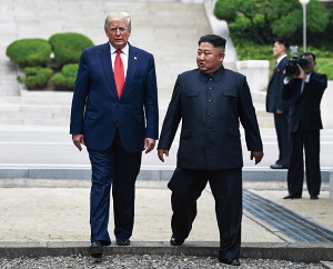 板門店の南北軍事境界線を越えて北朝鮮側を歩くトランプ米大統領と北朝鮮の金正恩朝鮮労働党委員長 ⓒAFP