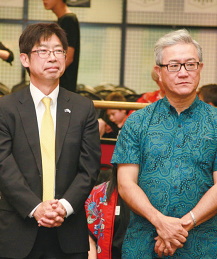 紀谷昌彦･在シドニー日本国総領事（左）とシドニー沖縄県人会の浦崎政美会長