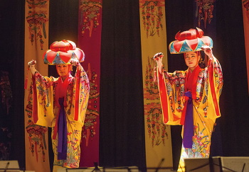 新里春加さんらによる琉球舞踊 ©Keiko Igami