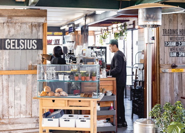 ウッド調のシンプルな店内。窓の外には絶景が広がる