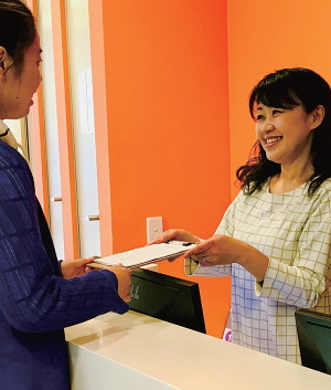「患者中心ケア」をポリシーとする同院では、日本人保健師（右）を始め、スタッフから温かなサポートが受けられると好評だ