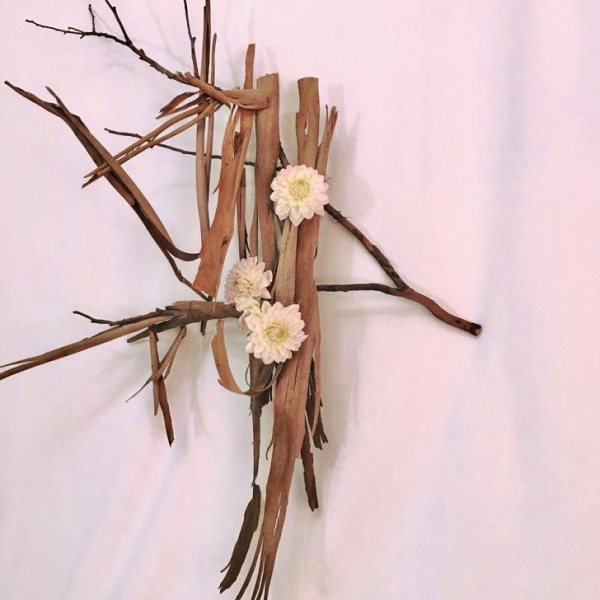 硬めの木の皮を集めてワイヤーでセッティングしてから、淡雪手毬というダリアを飾っています。ダリアの種類は名前もユニークで楽しめます