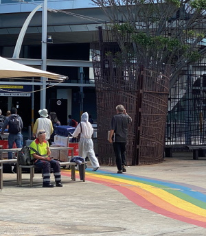 シドニー国際空港を新型コロナウイルス防護服姿で歩く人（3月20日、筆者撮影）