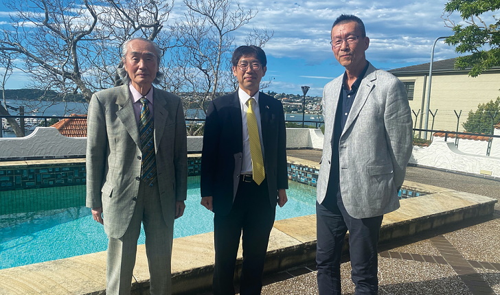 左から保坂佳秀氏、紀谷昌彦･在シドニー日本国総領事、水越有史郎氏