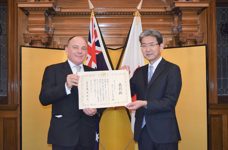 デイビス氏（左）と鈴木徹･在パース日本国総領事