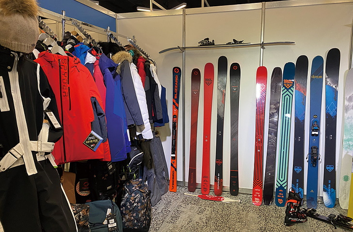最新のスキー板やスノーウェアも展示･販売