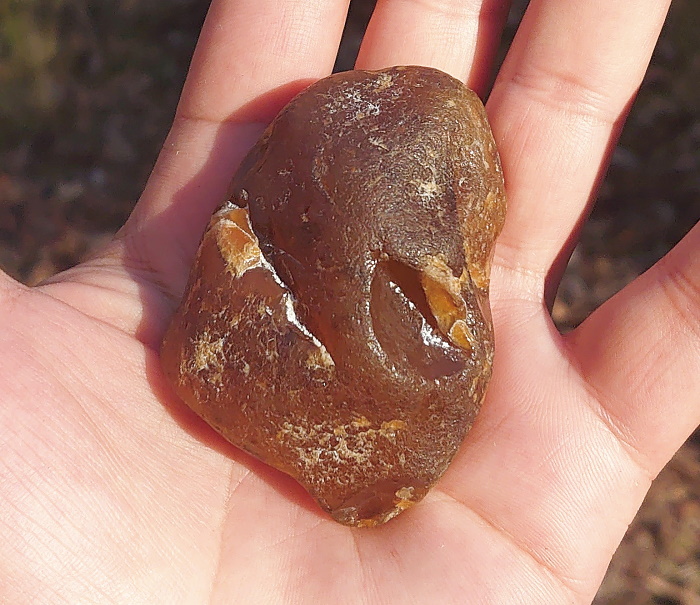 7月の誕生石カーネリアンの原石。和名は紅玉髄（写真は全て筆者撮影）