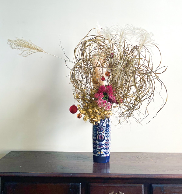 ローゼンタール社の花器に鷹の羽ススキと尾花を、炎が繭（まゆ）に包まれるようにいけました。厳かな暖かさを感じて頂けますと幸いです