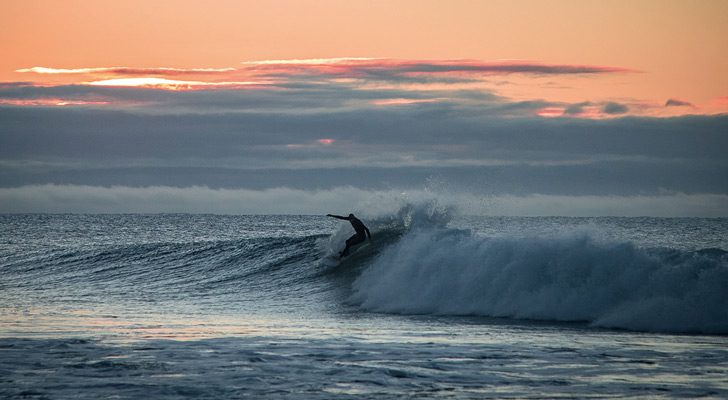 朝焼けの中、冷たい南極海を旅してきたワイルドな大波と戯れるサーファー=ベルズ・ビーチ(Photo:Jamie Davies)