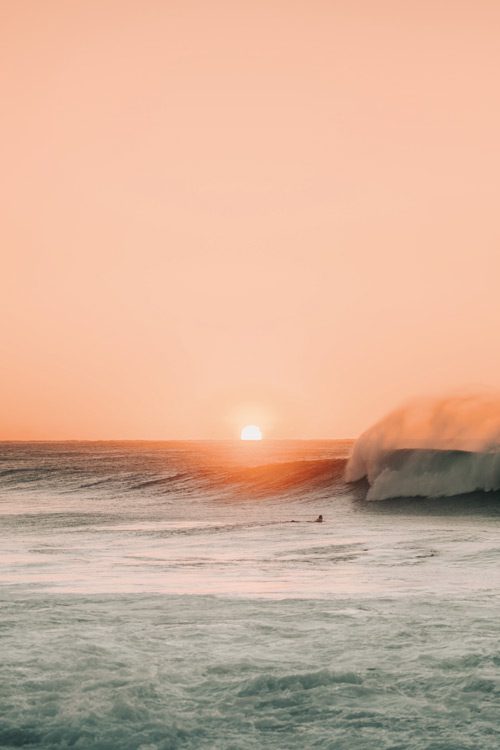ビッグ・ウェーブの飛沫がサーモン・ピンクに染まる日の出の瞬間=シドニー郊外ブロンテ・ビーチ(Photo: Sam Welmut)
