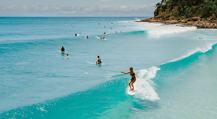 サンシャイン・コーストの高級リゾート、ヌーサ。サイクロンのうねりが届けば、国立公園の岬沿いに何百メートルも乗れる、長く美しい波が出現する(Photo:Tourism and Events Queensland)