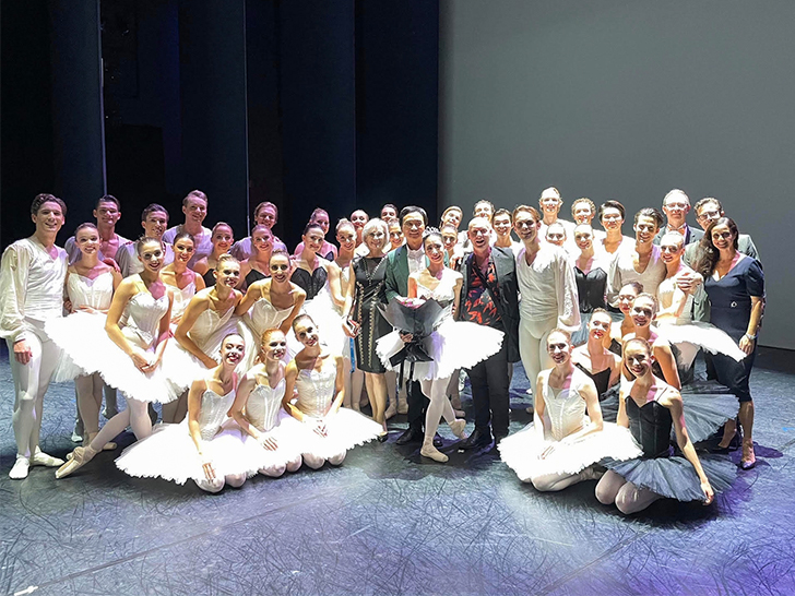 幕が下りて、バレエ団の仲間と記念撮影(Queensland Ballet)