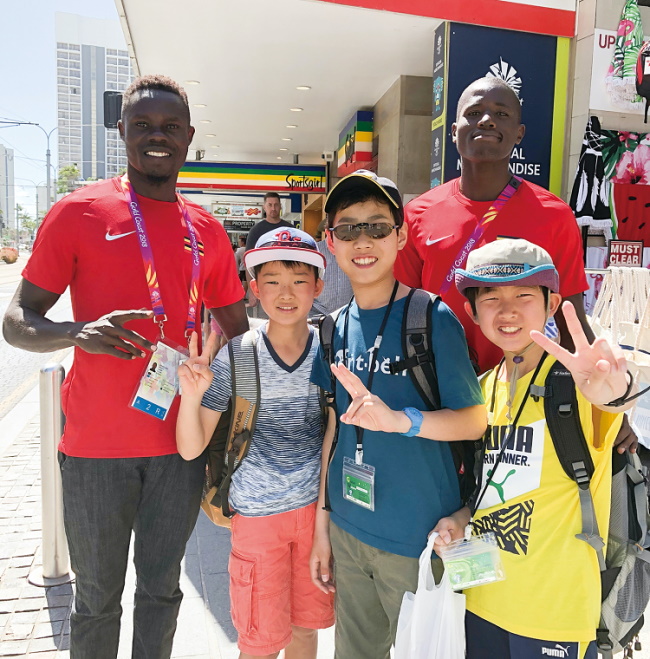 ウガンダ人選手とオーストラリアで交流する日本の小学生