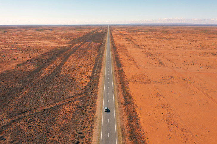 シドニーの西約1,100キロ、南オーストラリア州との州境に近いブロークン･ヒル（Broken Hill）。赤土の荒野がどこまでも続いている（Photo: Destination NSW）