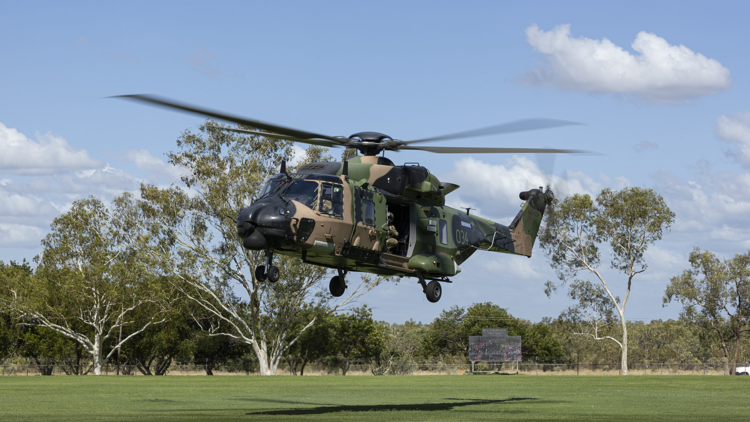 機体の残骸発見も乗員4人は依然行方不明 オーストラリア陸軍ヘリ墜落