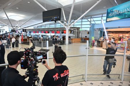 1_ブリスベン空港_クレジット「©︎TBS／日曜劇場『ブラックペアン-シーズン２」