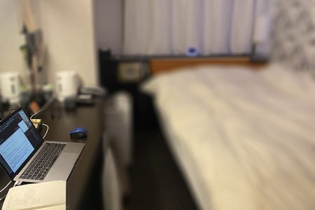 4-6泊7日を過ごすには手狭だが、男1人に割り当てられるのはこれくらいのスペースだろう
