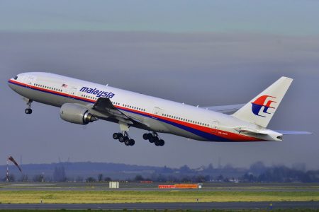 Boeing_777-200ER_Malaysia_AL_MAS_9M-MRO_-_color
