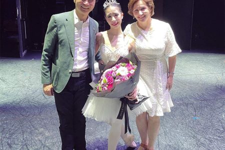 自らをＱＢに呼び寄せてくれたリー芸術監督とマリー夫人と共に（Queensland-Ballet）