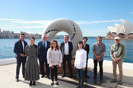 関係者の集合写真。牛尾啓三氏の作品前で